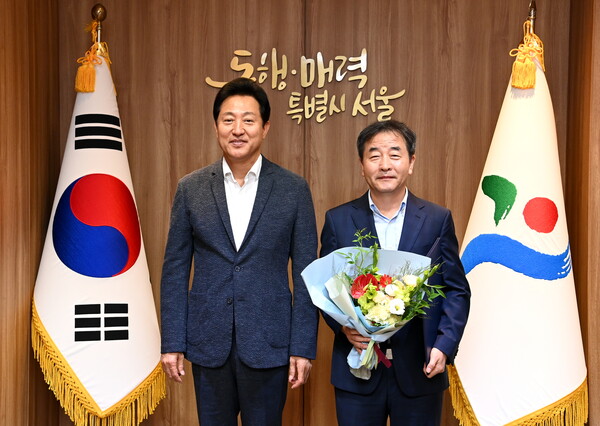 18일 오세훈(왼쪽) 서울시장이 박노황 미디어재단 TBS 신임 이사장에게 임명장을 수여한 뒤 기념 사진을 찍고 있다. 서울시 제공