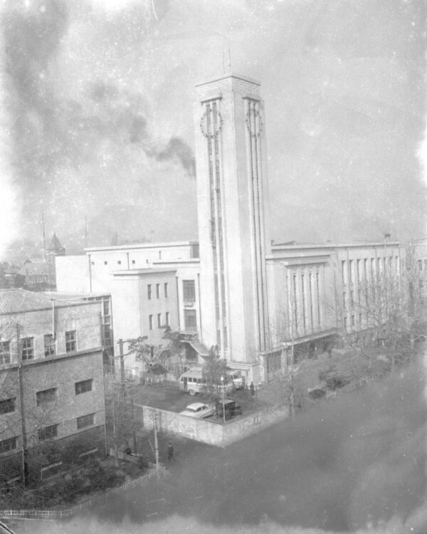 1958년 촬영된 서울시의회 본관동 시계탑. 시의회 제공