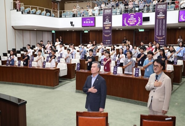 서울시의회는 지난 26일 김현기 의장이 참석한 가운데 제1대 서울시 청소년 시의원 개원식을 개최했다. 서울시의회 제공