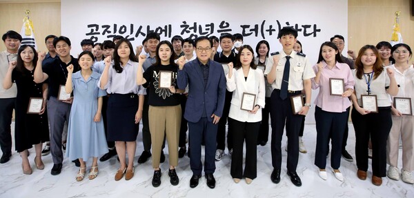 김승호 인사혁신처장(가운데)이 28일 세종시 정부세종청사에서 열린 '제2기 공직인사 청년자문단 발대식'에서 참석자들과 기념촬영을 하고 있다. 인사처 제공