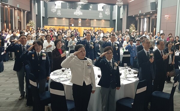 지난 9월 6일 영등포 공군회관에서 열린 여군창설 73주년 기념식에서 참석자들이 국기를 향해 경례를 하고 있다. 향군 여성회 제공