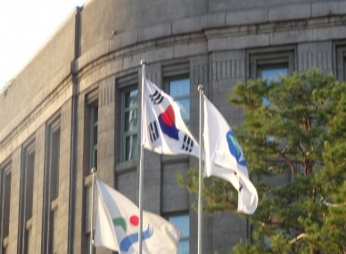 서울시청 앞에 걸려 있는 태극기. 공생공사닷컴DB