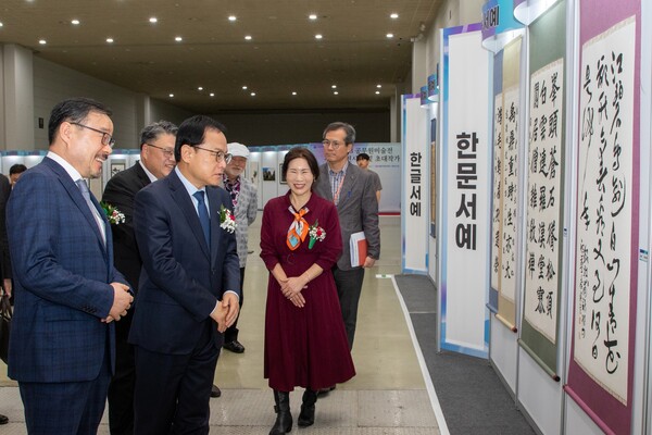 김승호 인사혁신처장(왼쪽 두 번째)이 6일 정부세종컨벤션센터에서 열린 2023년 공무원미술전에서 수상작품에 대한 설명을 듣고 있다. 인사처 제공