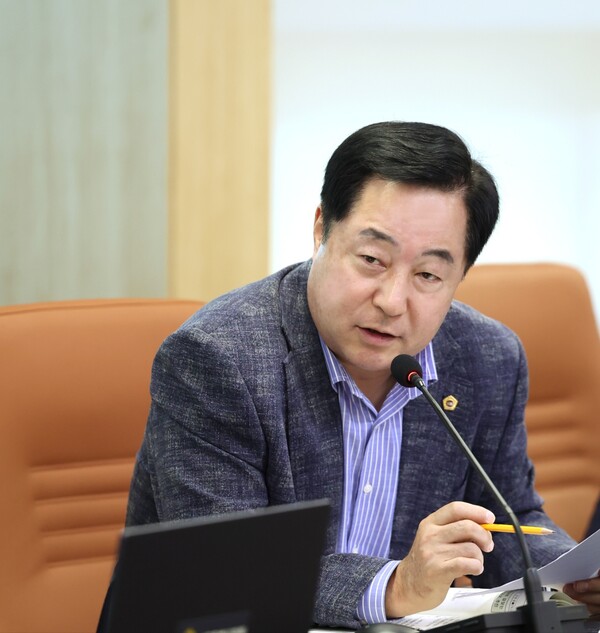 박석 서울시의원이 SH공사 행정사무감사에서 저조한 매입임대주택 매입 실적에 대해 지적하고 있다. 박석 의원실 제공 