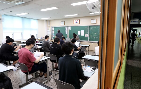 국가공무원 7급 공개경쟁채용 제1차 시험이 치러진 지난 7월 22일 서울 강남구 개원중학교에서 수험생들이 시험 시작을 기다리고 있다.  인사혁신처 제공