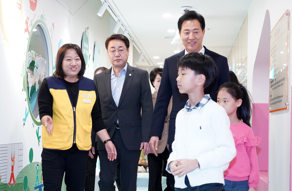 오세훈 서울시장이 22일 서울형카페1호점 개소식에서 어린이 및 관계자들과 시설을 둘러보고 있다. 서울시 제공