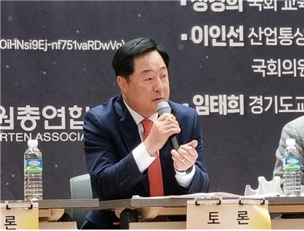 박석 서울시의원이 지난 22일 열린 '유보통합 국회토론회'에서 토론자로 참석, 의견을 밝히고 있다. 서울시의회 제공