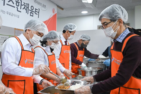 김현기 서울시의회 의장(왼쪽)이 2일 새해 첫 공식일정으로 서울역 따스한채움터에서 노숙인 점심 배식 봉사를 하고 있다. 서울시의회 제공