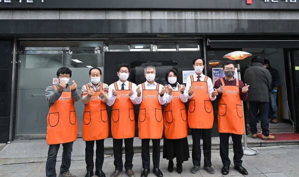 김현기 서울시의회 의장 등 의원들이 서울역 따스한채움터에서 노숙인 점심 배식 봉사를 한뒤 기념사진을 찍고 있다. 서울시의회 제공