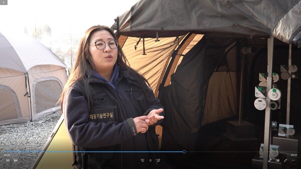 국립소방연구원 연구원이 텐트 내에서 난로 사용에 따른 일산화탄소 등 증가 추이에 대해 설명하고 있다. 소방청 제공 동영상 캡처