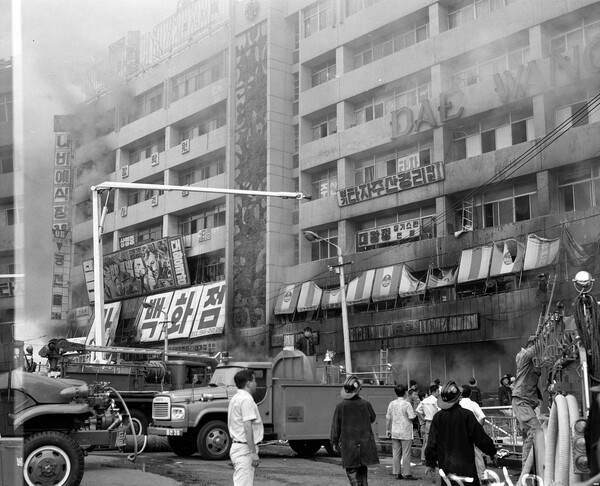 1974년 많은 인명피해로 국민의 안타까움을 샀던 서울 대왕코너 화재 진압장면. 소방청 제공