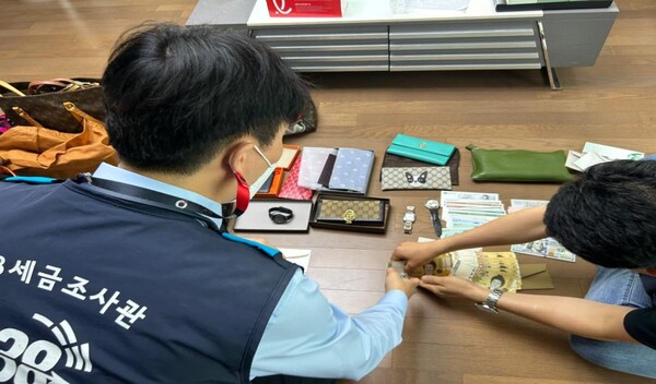 서울시 체납자 추적 담당자들이 고의적으로 세금 납부를 미룬 악성 체납자의 가택을 수색해 고가물품을 압수하고 있다. 서울시 제공