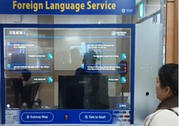 한 외국인이 서울 지하철역 직원에게 이용편의를 안내받고 있다. 서울시 제공