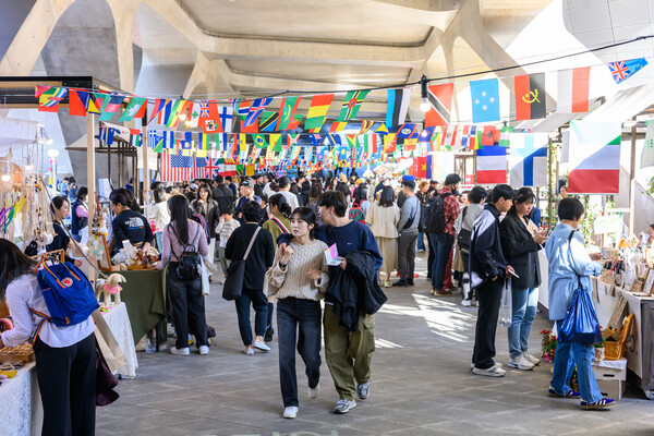 지난해 10월 서울 중구 동대문디자인플라자(DDP)에서 개막한 '서울디자인 2023' 행사를 찾은 관람객들이 글로벌 환경, 사회, 지배구조(ESG) 트렌드 마켓을 둘러보고 있다.                                      서울시 제공