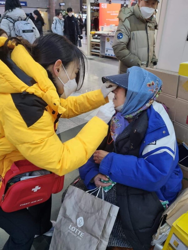 서울시에서 꾸린 '겨울철 집중 보호대책 기간' 중 간호사가 거리노숙인을 치료하고 있다. 서울시 제공