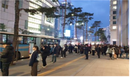 서울시의 대책 시행 이후 밀집도가 한결 낮아진 명동일대 정류소 모습. 서울시 제공