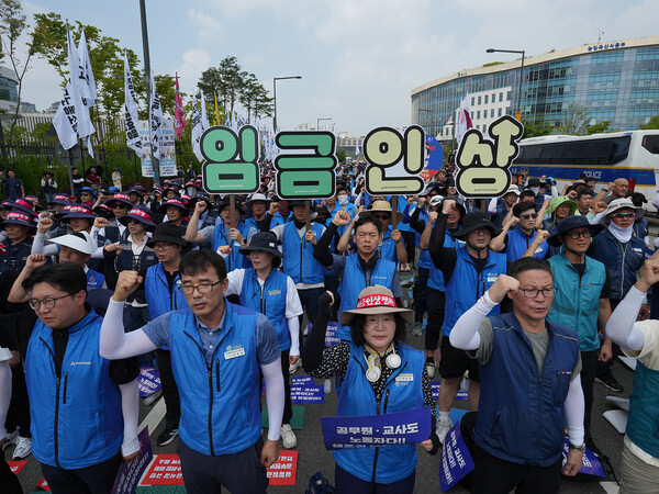 '교원·공무원 생존권 쟁취 공동투쟁위(공투위)’ 소속 노조 조합원들이 7일 기재부가 입주해 있는 정부세종청사 중앙동 후문에서 공무원보수위 결정사항 이행을 촉구하는 총궐기대회를 진행하고 있다. 앞둘 왼쪽부터 이철수 국가공무원노동조합 위원장, 안정섭 공노총 수석부위원장, 석현정 공노총 위원장, 이해준 공무원노조 위원장. 공노총 제공