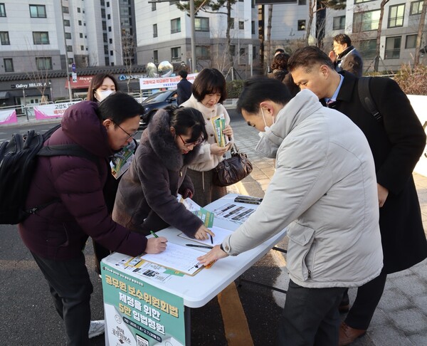 한국노총 생투위가 23일 오전 서울교육청에서 진행한 공무원보수위원회법 제정을 위한 국민동의 청원에 출근길 공무원들이 서명을 하고 있다. 한국노총 생투위 제공