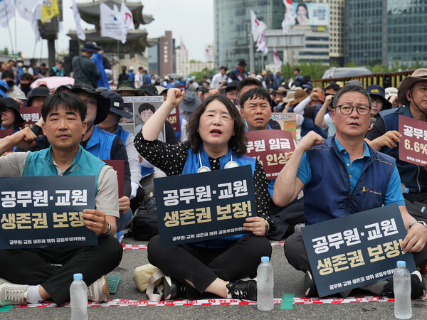 ‘공무원·교원 생존권 쟁취 공동투쟁위원회(공투위)’ 소속 조합원 1000여 명이 지난달 30일 정부서울청사 근처에서 내년 봉급 6.6% 인상 관철 간부 결의대회를 진행하고 있다. 왼쪽부터 박영환 전교조 위원장, 석현정 공노총 위원장, 이해준 공무원노조 위원장. 공노총 제공