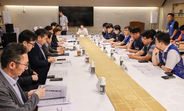 지난 14일 정부서울청사에서 열린 공무원보수위원회 전체회의에서 위원들이 가 내년도 공무원 봉급 인상안을 논의하고 있다. 공무원노조 제공