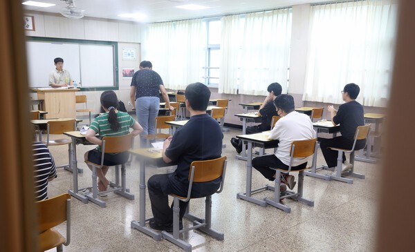 국가공무원 7급 공개경쟁채용 제1차 시험이 치러진 지난 7월 19일 수험생들이 서울 강남구의 한 시험장에서 수험생들이 시험 시작을 기다리고 있다. 인사혁신처 제공