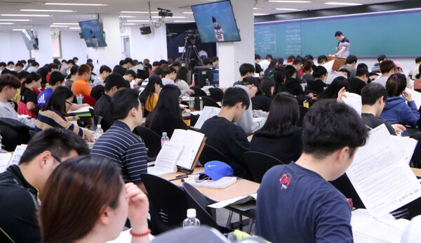 서울시는 2025년도 제1회 지방공무원 임용시험 최종합격자 1685명을 26일 발표했다. 행정직 1122명과 과학기술직 563명이다. 사진은 공무원 시험으로 유명한 서울 동작구 노량진 학원가 강의실 모습. 연합뉴스