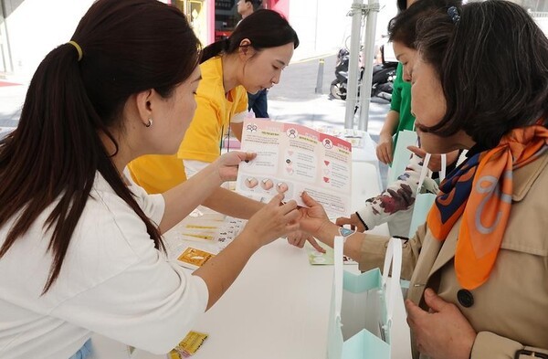 서울 강남구가 정신건강복지센터 개소 30주년과 세계정신건강의 날(10월 10일)을 기념해, 오는 10월 15일 오후 2시와 7시, 오유아트홀(남부순환로378길 34-9)에서 구민과 함께하는 특별 뮤지컬 ‘메리골드 – 반드시 오고야 말 행복’을 개최한다고 2일 밝혔다. 사진은 센터에서 상담을 실시하는 모습. 강남구 제공