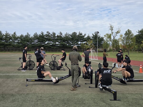 소방간부후보생들이 경호안전교육원에 입소해 강인한 체력을 위해 근력 강화 훈련을 하고 있다. 소방청 제공
