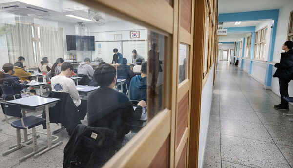 국가공무원 5급 공채 및 외교관 후보자 선발 제1차 시험이 치러진 지난 3월 8일 수험생들이 서울 동작구의 한 시험장에서 시험 시작을 기다리고 있다. 인사처 제공