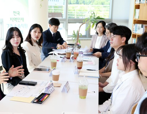 지난해 4월 8일 충북 진천군 국가공무원인재개발원에서 열린 '전국 지역인재 7급 수습직원 간담회' 모습.  인사처 제공