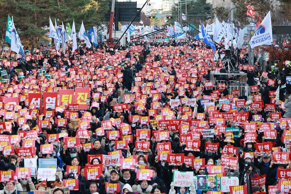 지난해 12월 7일 오후 서울 여의도 국회 앞에서 열린 '내란죄 윤석열 퇴진! 국민주권 실현! 사회대개혁! 범국민촛불대행진'에서 참가자들이 구호를 외치고 있다.  연합뉴스