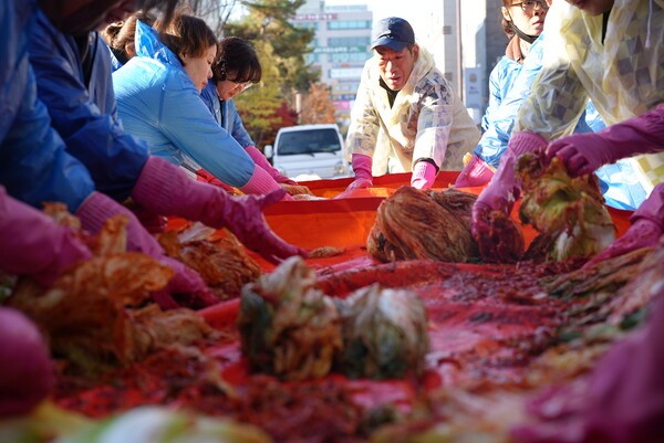문성호 원공노 위원장 등 조합원들이 15일 이웃돕기 김장담그기 행사에서 김치를 담그고 있다. 원공노 제공