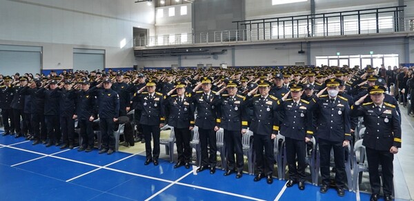 지난 2024년 중앙소방학교에서 열린 신입 소방공무원 109기 졸업식에서 졸업생들이 기념촬영을 하고 있다. 소방청 제공