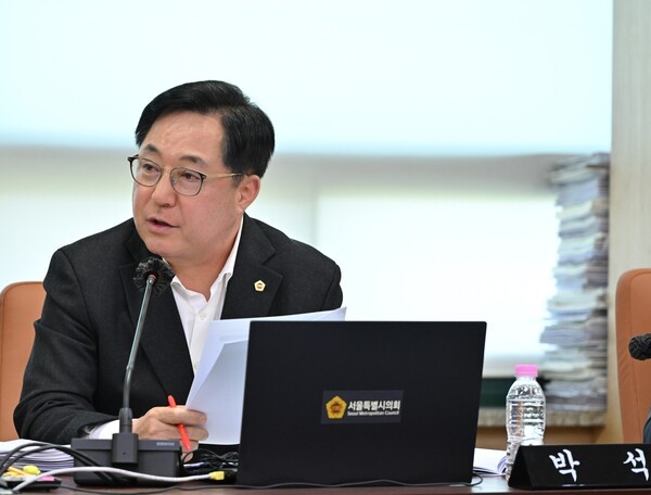 박석 서울시의원은 19일 오는 24일 열리는 우이신설 연장선 도시철도 건설사업 기공식과 관련, 환영 논평을 발표했다. 박석 시의원. 서울시의회 제공