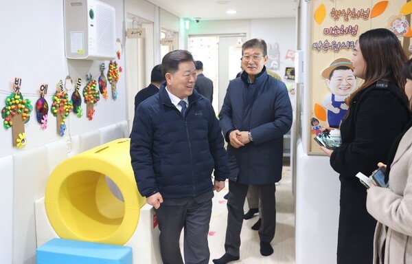 박승원 광명시장이 20일 오후 광명호반써밋그랜드에비뉴 1단지에서 열린 ‘시립호반써밋어린이집’ 개원식에 참석해 어린이집 내부를 둘러보고 있다. 광명시 제공
