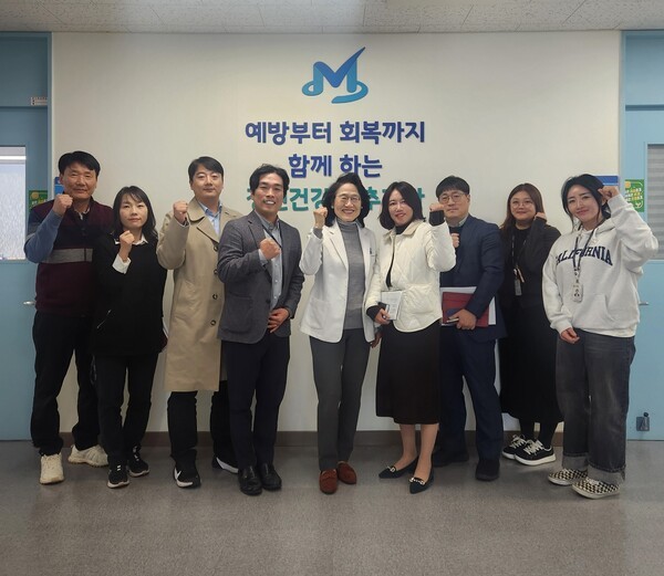 보건복지부공무원노동조합 정승문 위원장(왼쪽 네 번째)과 국립정신건강센터 곽영숙 센터장(왼쪽 다섯 번째)을 비롯한 간담회 참석자들이 기념촬영을 하고 있다. 보건복지부공무원노조 제공