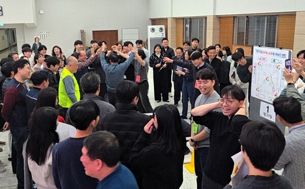 지난 20일 열린 구로구청노조 주최 윷놀이대회에서 순위가 발표되자 직원들이 환호성을 지르고 있다. 구로구청노조 제공
