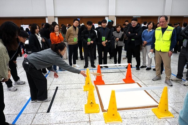 21일 열린 구로구청노조 주최 윷놀이 대회에서 한 직원이 윷을 던지고 있다. 구로구청노조 제공