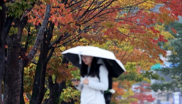 [기상속보]오늘날씨 수도권 곳곳 빗방울 서울 낮 17도 강원·경북 동해안 건조특보..25일 전국 5~20mm 비 강원산지 1cm 눈 예보/사진=연합뉴스