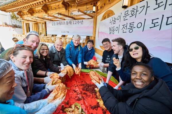 ‘와이레스 김장축제’에서 외국인 관광객들이 김장 담그기 체험을 즐기고 있다./사진=와이레스 제공