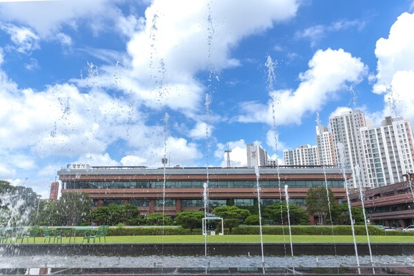 경기 광명시가 물환경보전법 제33조 제1항 위반 혐의(5년 이하 징역 또는 5000만  이하 벌금)를 적용해 ㈜포스코이앤씨를 고발했다고 24일 밝혔다. 사진은 광명시청 전경. 광명시 제공