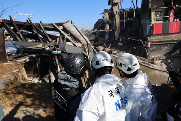  21일 충남 천안시 동남구 이랜드패션 물류센터에서 소방, 경찰, 국과수 등 합동감식팀 직원들이 현장을 살피고 있다. 지난 15일 오전 6시 8분쯤 발생한 화재로 9시간여 만에 큰 불길이 잡힌 뒤 17일 오후 6시 11분쯤 완전히 진화됐다. 이 불로 인명 피해는 없었지만, 축구장 27개 규모에 달하는 물류센터(약 19만㎡)가 전소했다. 연합뉴스