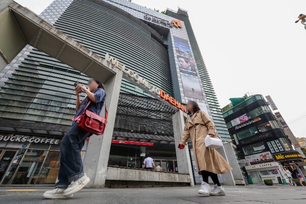 서울시는 이달 28일 '한국 영화의 심장'으로 불리는 중구 충무로에 공공 영화문화공간 '서울영화센터'를 개관한다고 25일 밝혔다. 지하 3층~지상 10층 규모 센터엔 3개 상영관 총 312석이 마련된다. 지난해 9월 영업난으로 폐관하기 직전 서울 중구 충무로 대한극장 앞을 시민들이 지나가고 있다. 연합뉴스