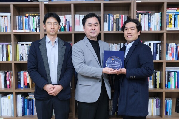 보건복지부공무원노동조합 정승문 위원장(오른쪽)이 김종민 국회의원(가운데)에게 감사패를 전달 후 기념촬영을 하고 있다. 보건복지부공무원노조 제공