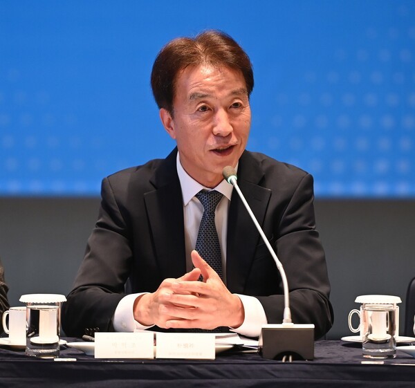 한국소방안전원 박억조 경영기획이사가 19일 부산시 해운대구 '시그니엘 부산' 볼룸 연회장에서 열린 '제14회 한-중-일 소방협의회'에 참석해 환영사를 하고 있다. 한국소방안전원 제공