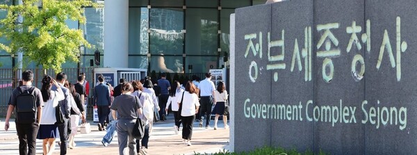 정부공직자윤리위원회는 지난 달 28일 퇴직공직자가 취업심사를 요청한 119건에 대해 취업심사를 실시하고, 그 결과를 공직윤리시스템 누리집(www.peti.go.kr)에 공개한다고 6일 밝혔다. 윤리위는 3건에 대해 '취업제한', 5건에 대해서는 '취업불승인' 결정을 내렸다. 사진은 세종정부청사로 출근하는 공무원. 연합뉴스