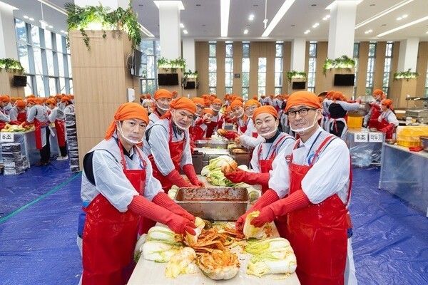 한국도로공사 임직원들이 사랑의 김장 나눔 행사에서 김장 김치를 담그고 있다. 한국도로공사 제공
