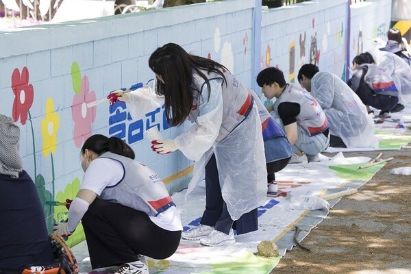 한국도로공사 임직원들이 경북 김천 서부초등학교에서 벽화 그리기 봉사를 펼치고 있다. 한국도로공사 제공