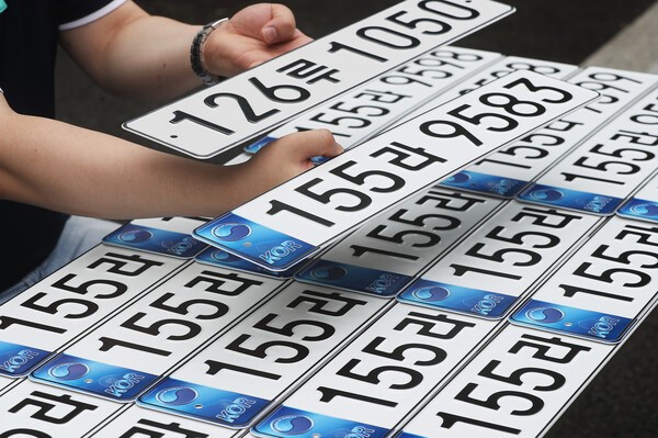 국토교통부는 자동차 필름식번호판의 뜯김 현상 등 품질 불량을 개선하고 야간 시인성을 높이기 위해 품질 시험 기준을 강화하고 보증기간을 5년으로 명문화하는 고시 개정안을 마련했다. 연합뉴스