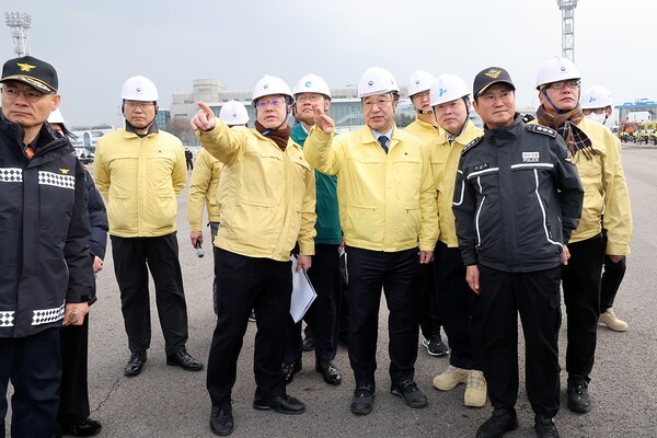 윤호중(앞줄 오른쪽 두 번째) 행정안전부 장관이 25일 29개 관계기관 합동으로 인천항 인근 해상에서 열린 '레디 코리아 4차 훈련' 해상 선박 충돌사고 대응체계 훈련을 참관하고 있다. 행정안전부 제공